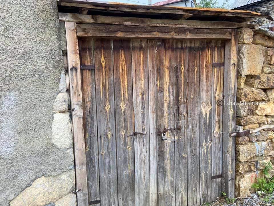 Tani shtëpia është e mbyllur dhe vetëm pluhuri ka mbetur.... FB IMG 1644752148835